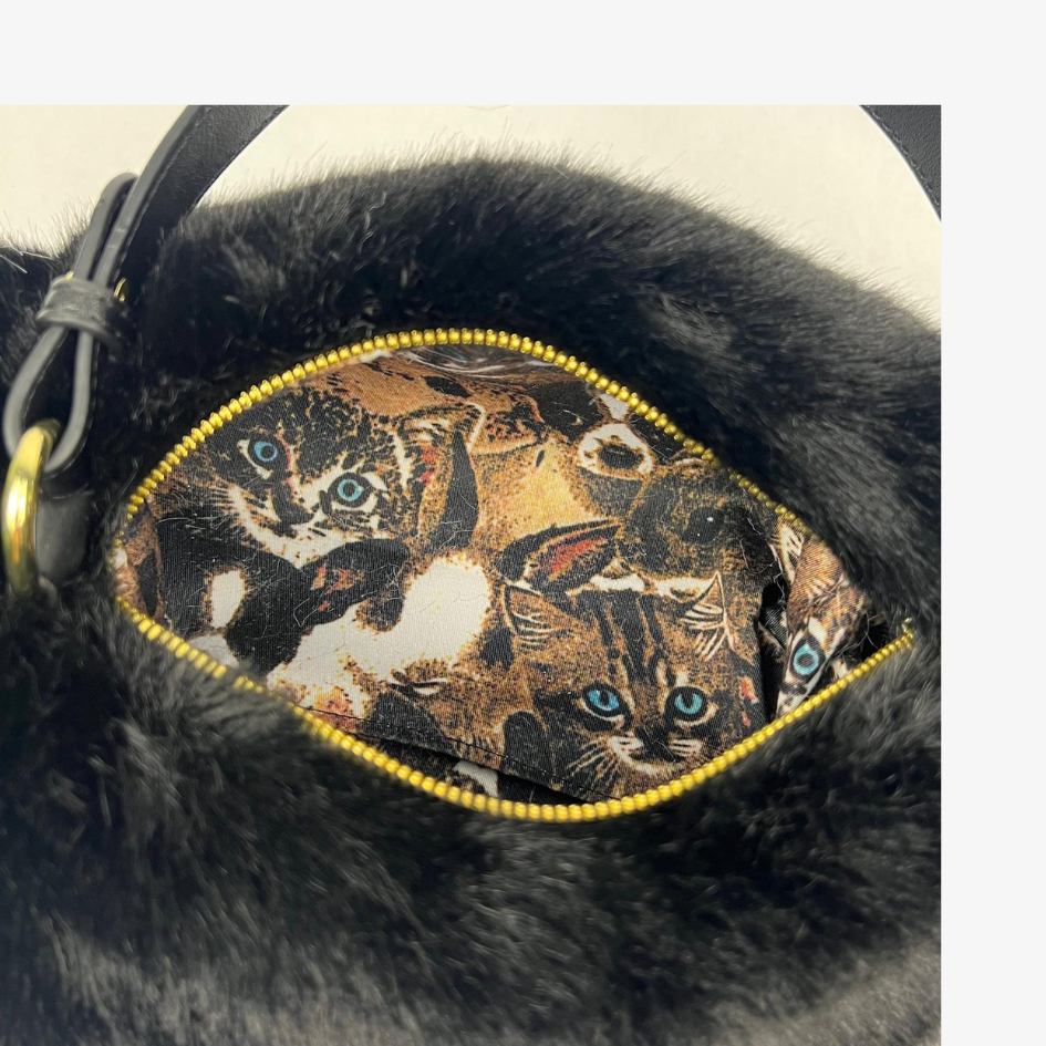 A realistic cat bag that makes a sensation everywhere