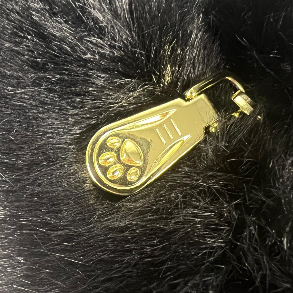 A realistic cat bag that makes a sensation everywhere