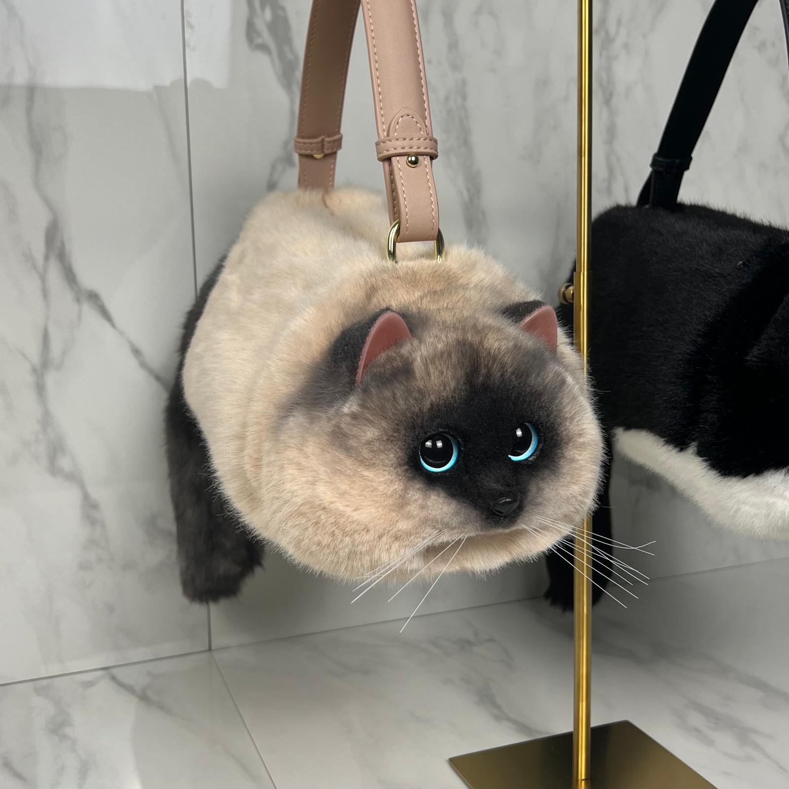 A realistic cat bag that makes a sensation everywhere