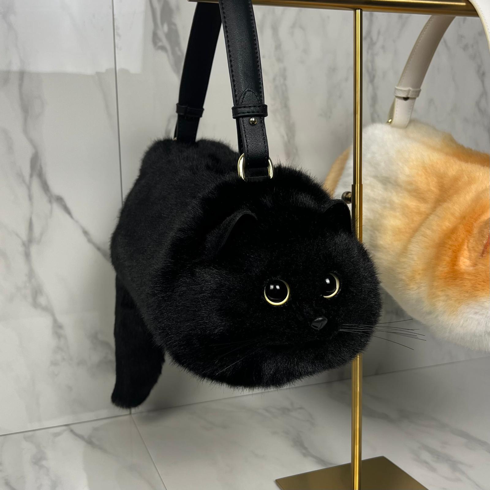 A realistic cat bag that makes a sensation everywhere