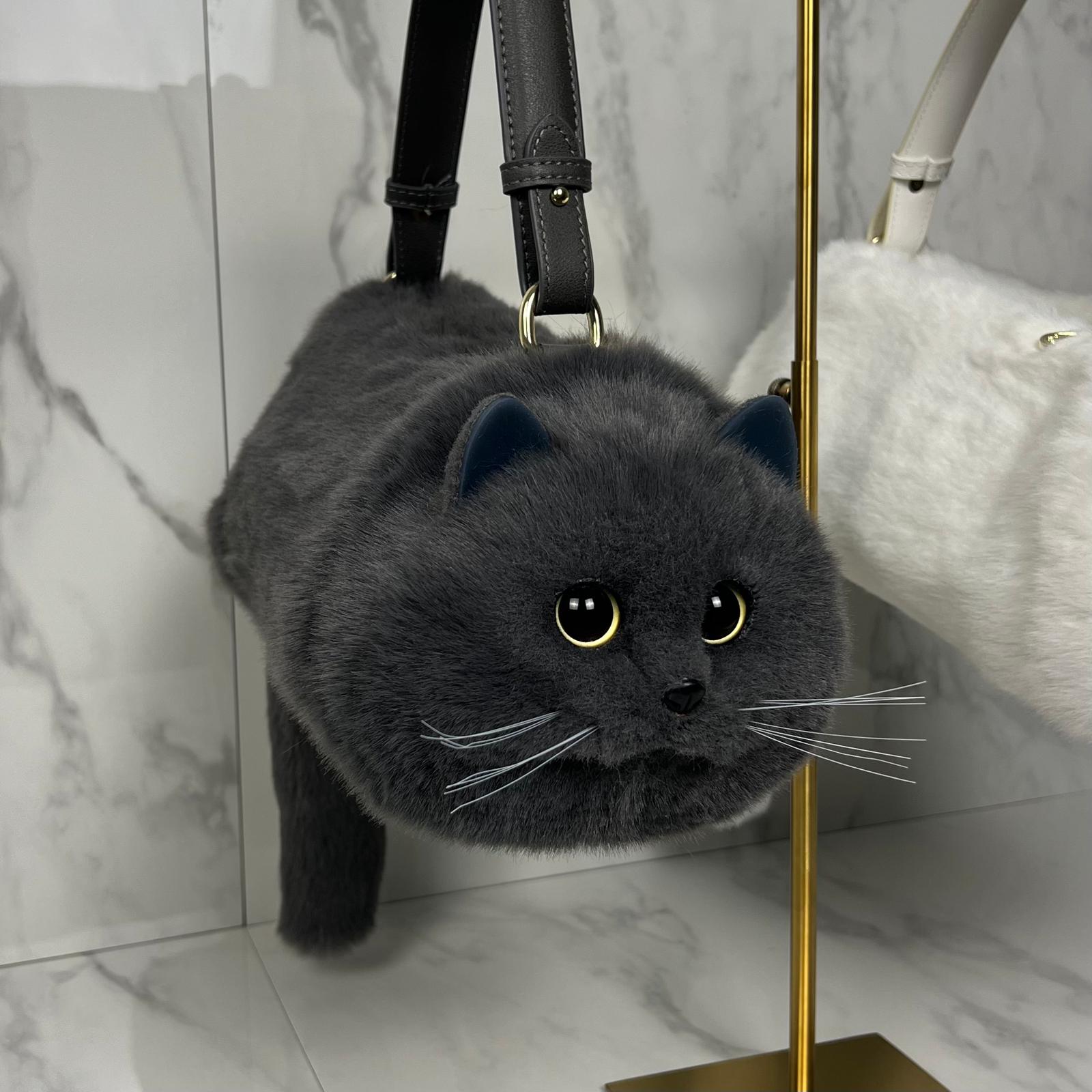 A realistic cat bag that makes a sensation everywhere