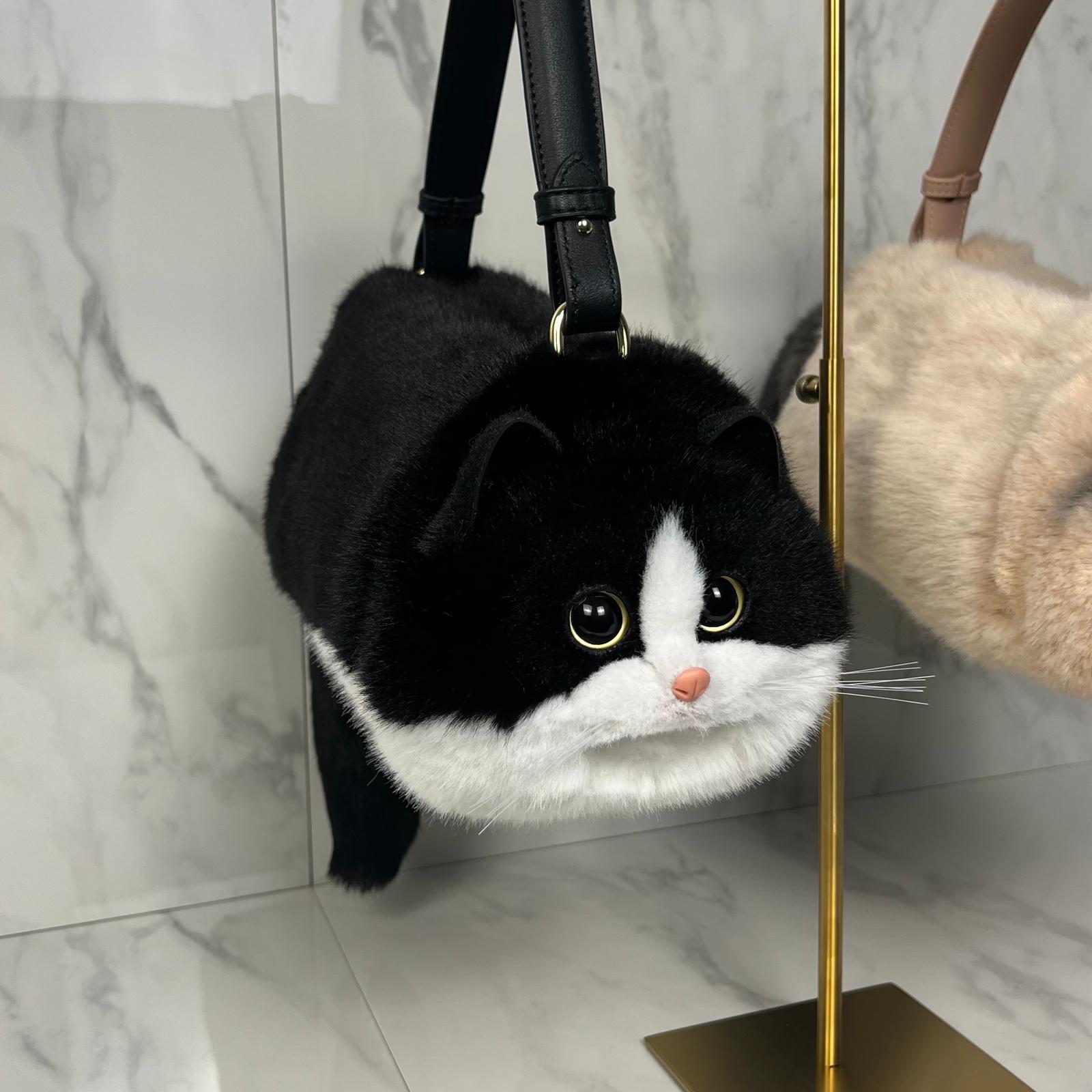 A realistic cat bag that makes a sensation everywhere