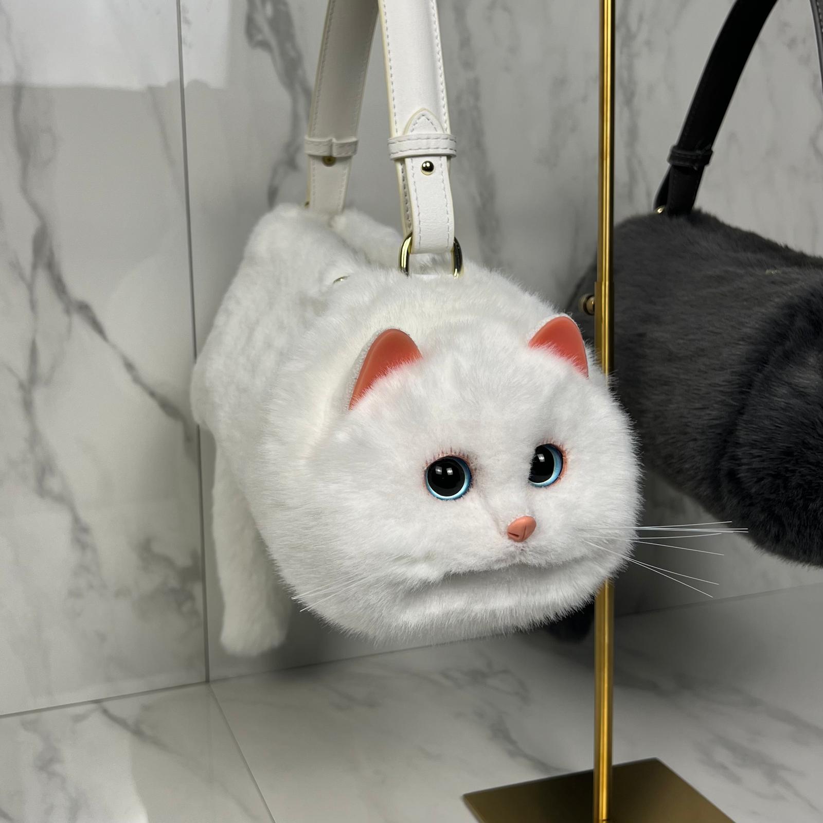 A realistic cat bag that makes a sensation everywhere