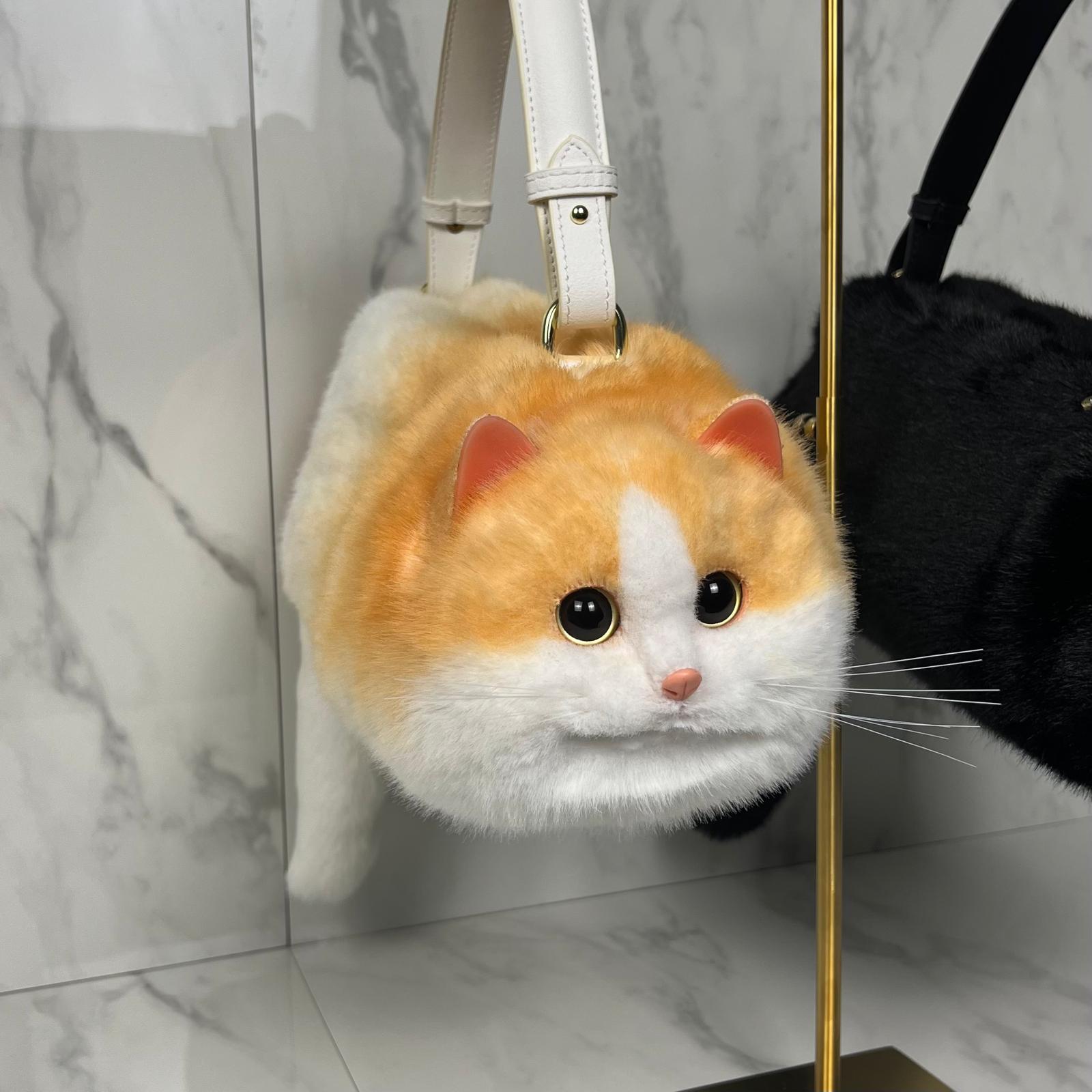 A realistic cat bag that makes a sensation everywhere