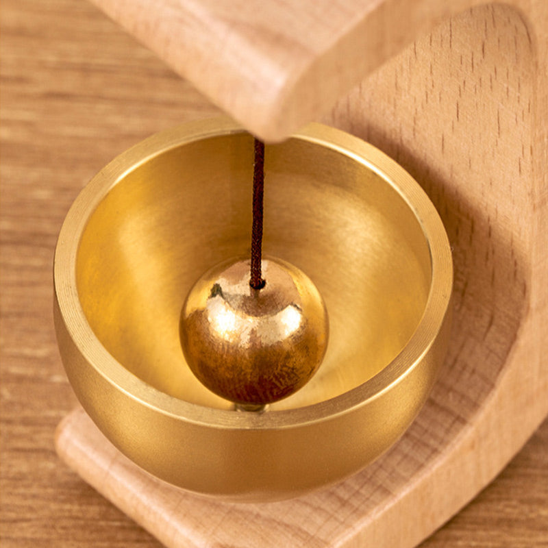 Elegant magnetic doorbell for a warm welcome