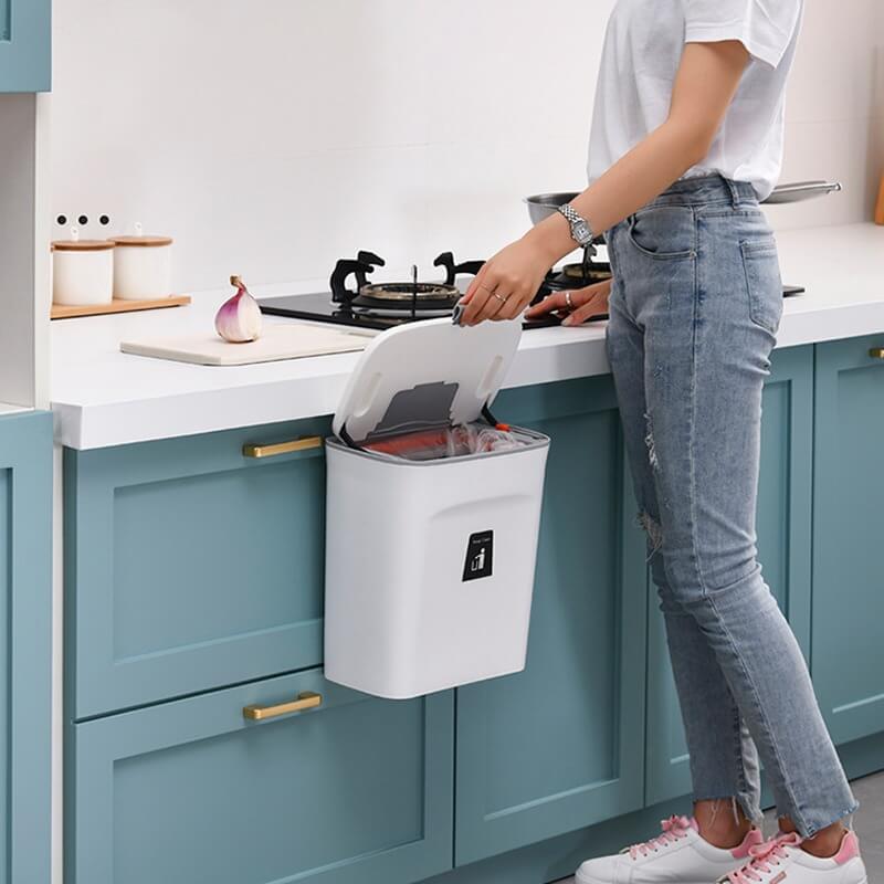 Hanging leak-proof and odor-proof trash can for a spotless kitchen 
